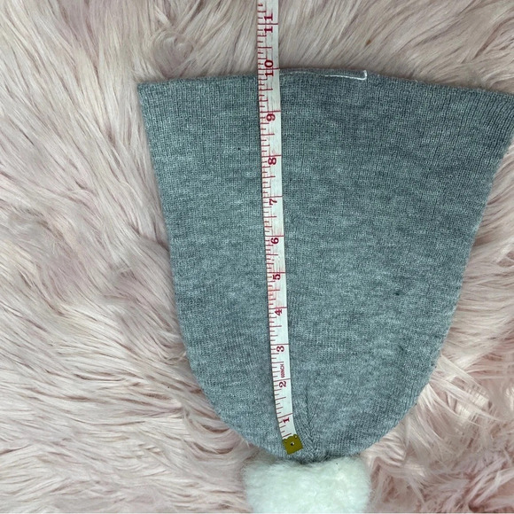 Gray and white official Barbie tuque/beanie with pompom Mattel brand - Picture 11 of 13